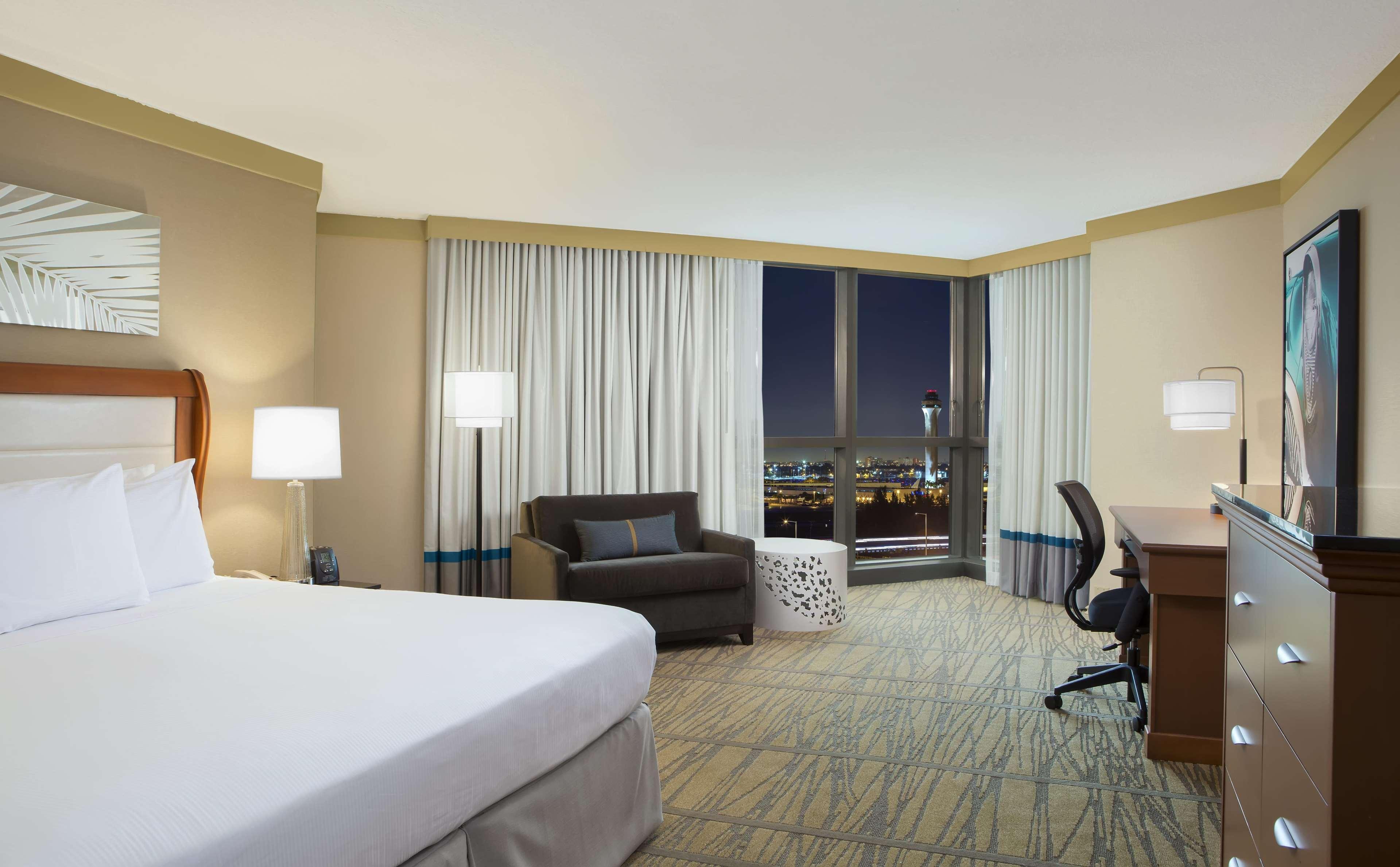 Doubletree By Hilton Hotel Miami Airport & Convention Center Exterior photo