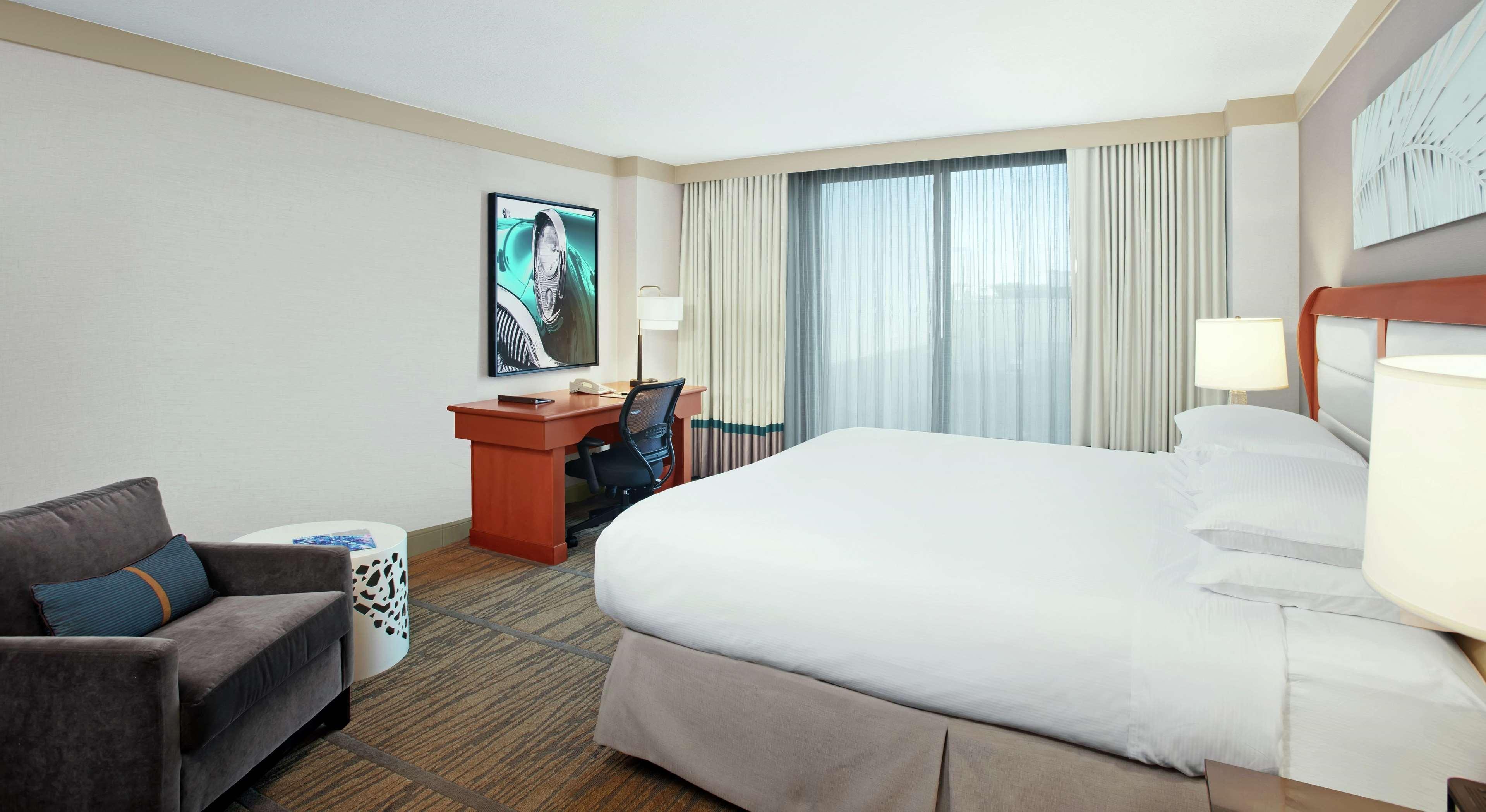 Doubletree By Hilton Hotel Miami Airport & Convention Center Exterior photo