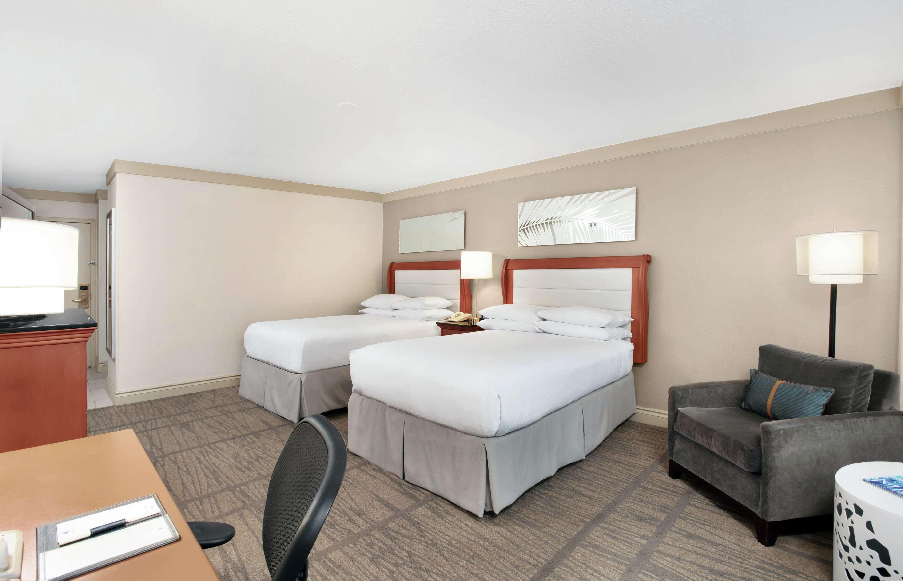 Doubletree By Hilton Hotel Miami Airport & Convention Center Exterior photo