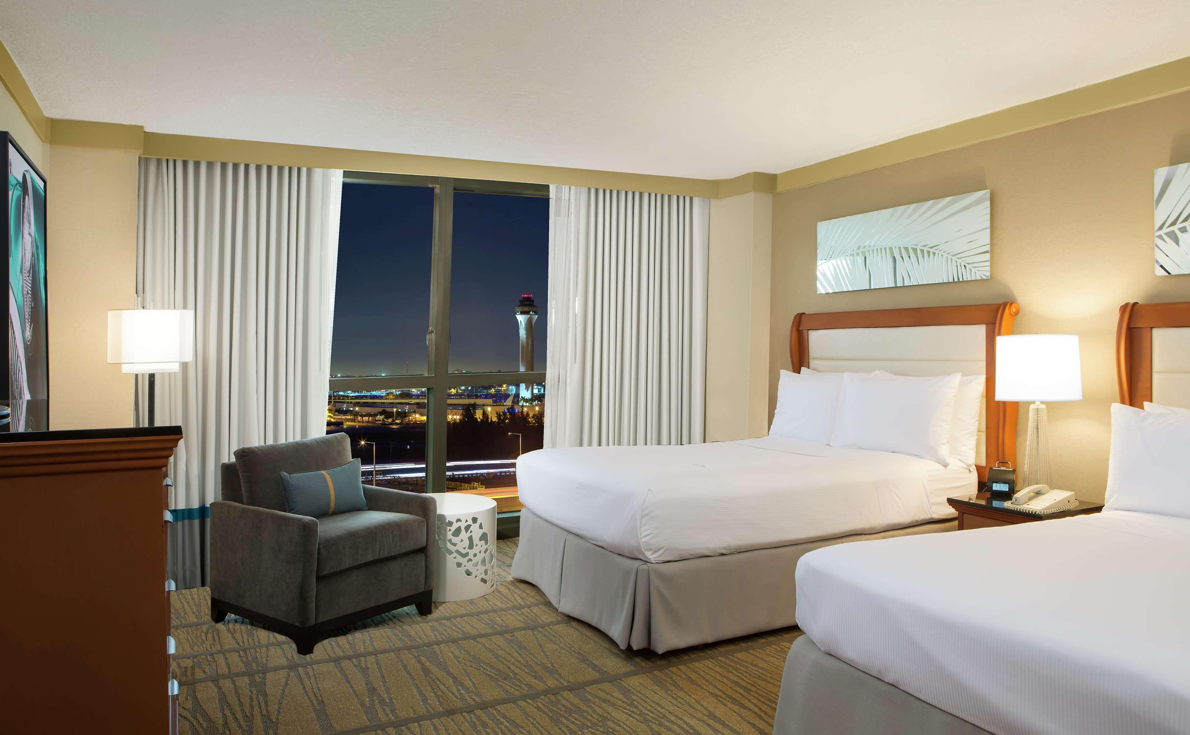 Doubletree By Hilton Hotel Miami Airport & Convention Center Exterior photo