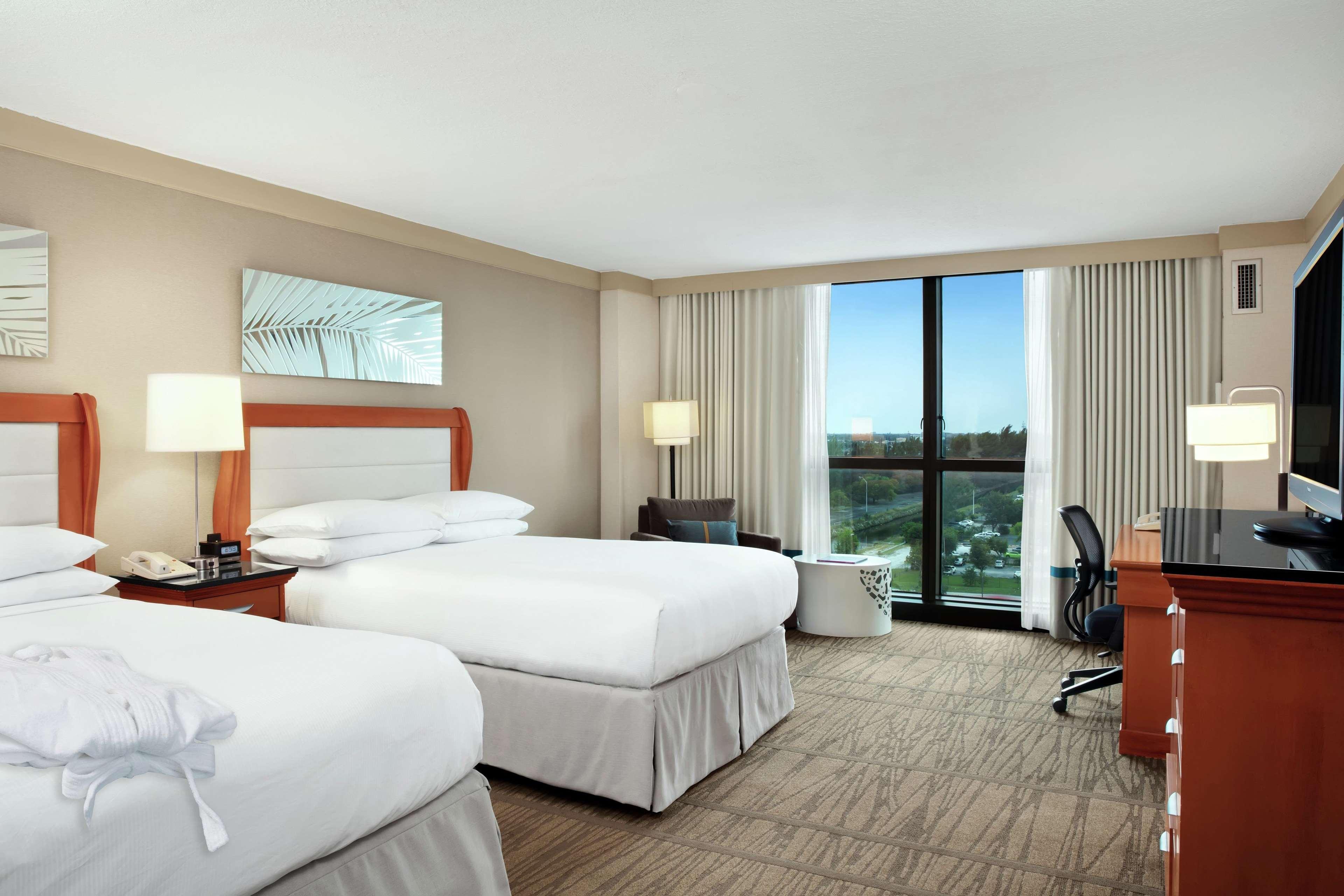 Doubletree By Hilton Hotel Miami Airport & Convention Center Exterior photo