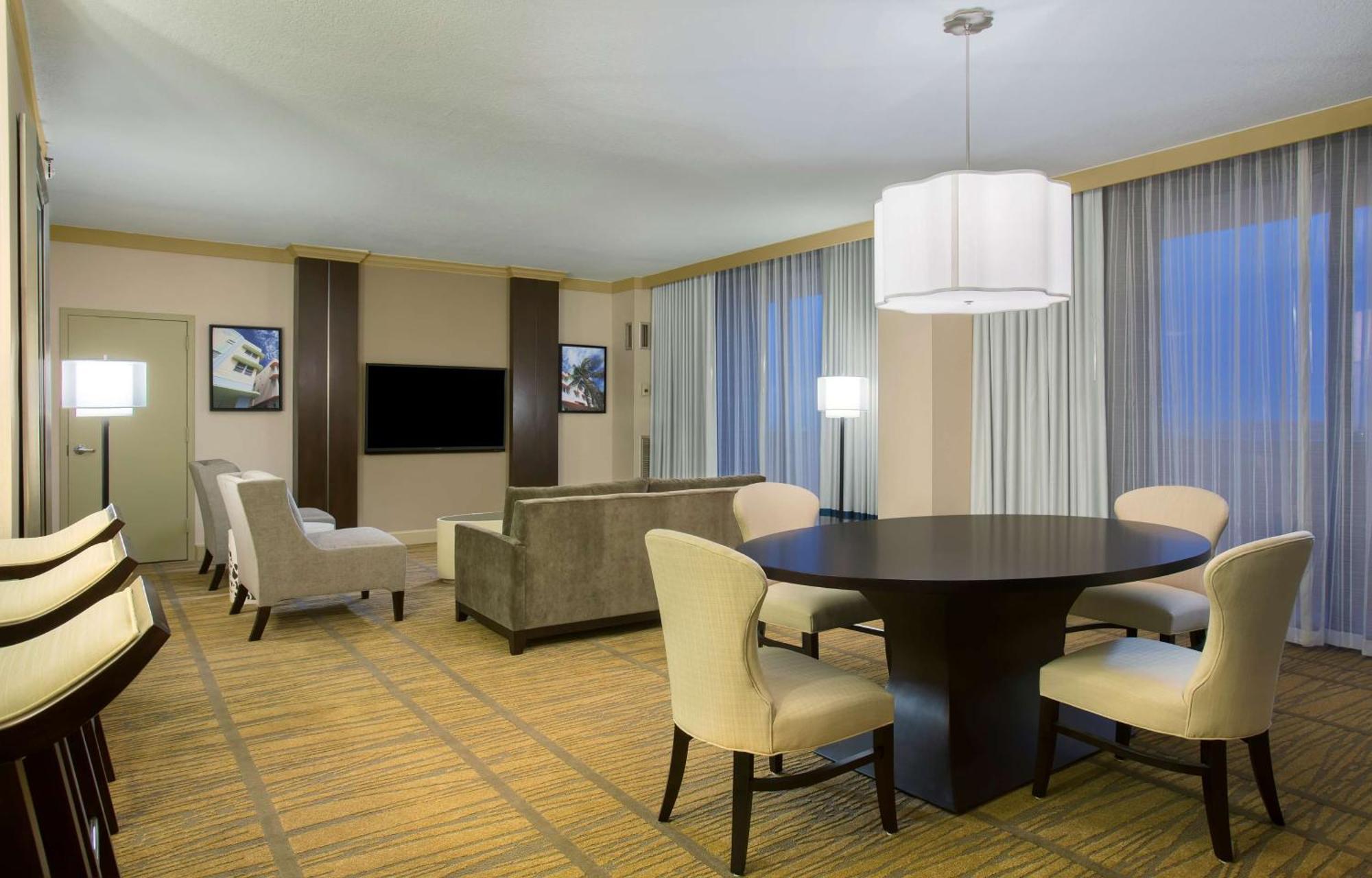 Doubletree By Hilton Hotel Miami Airport & Convention Center Exterior photo