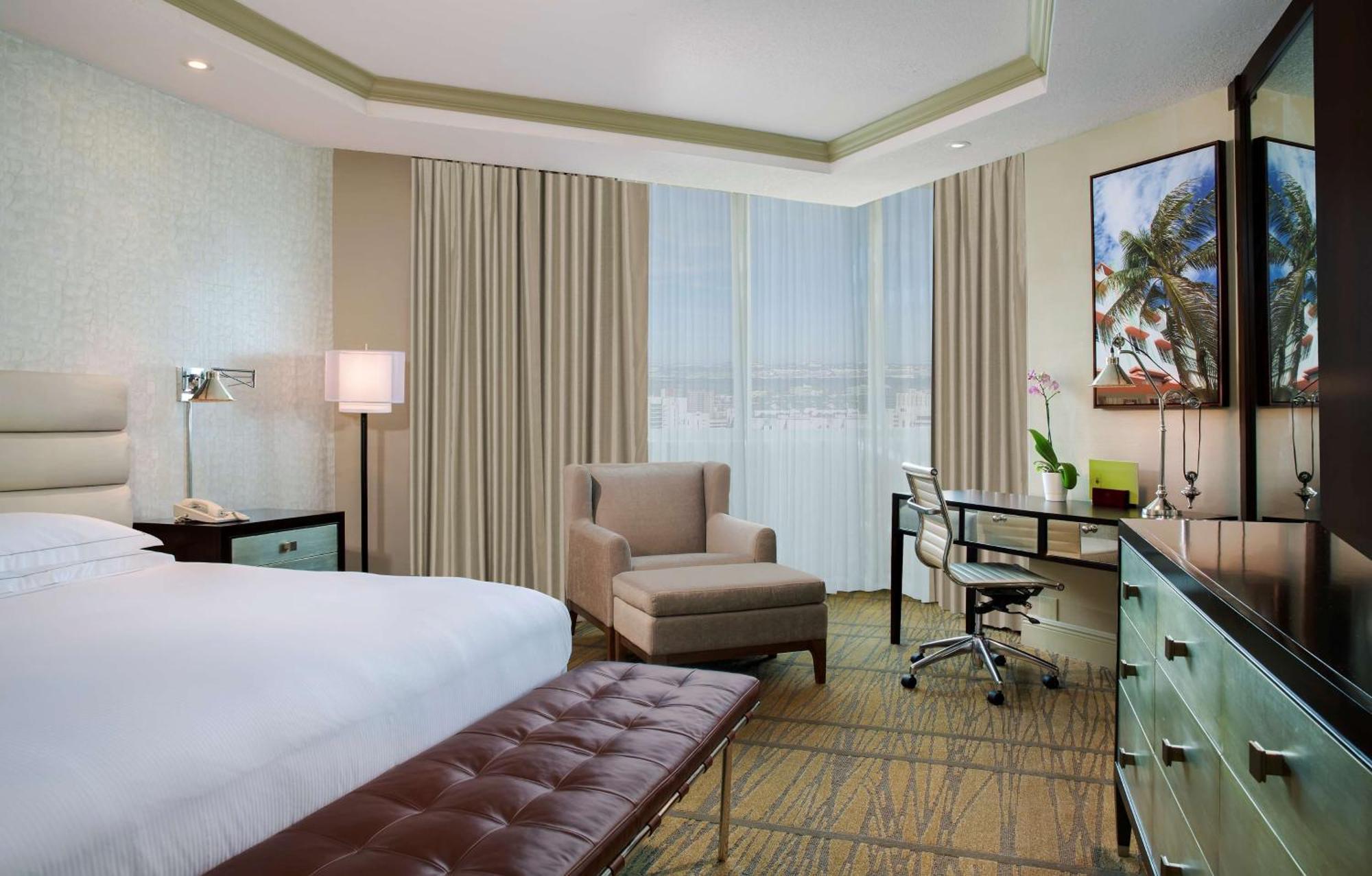 Doubletree By Hilton Hotel Miami Airport & Convention Center Exterior photo