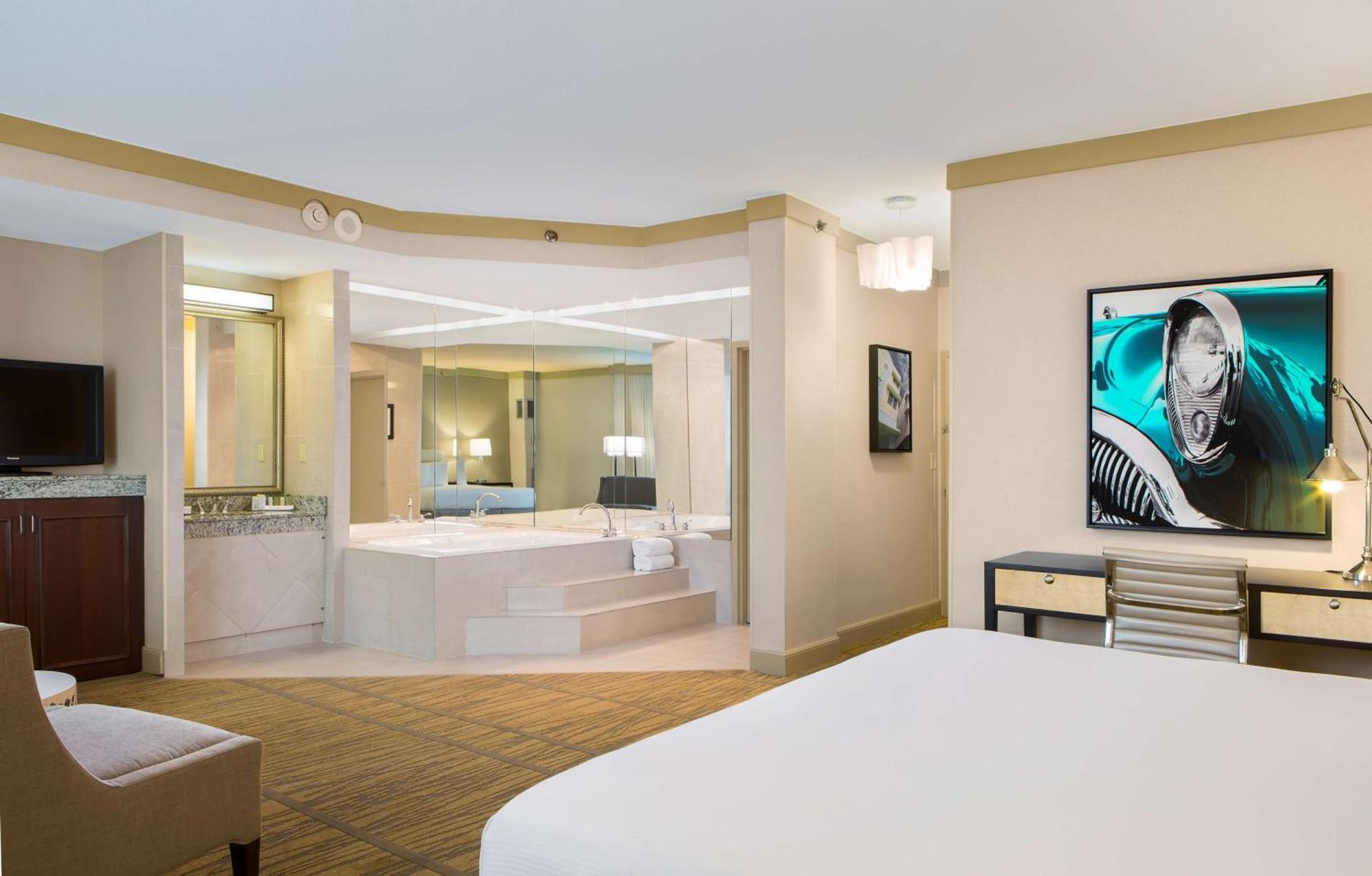 Doubletree By Hilton Hotel Miami Airport & Convention Center Exterior photo