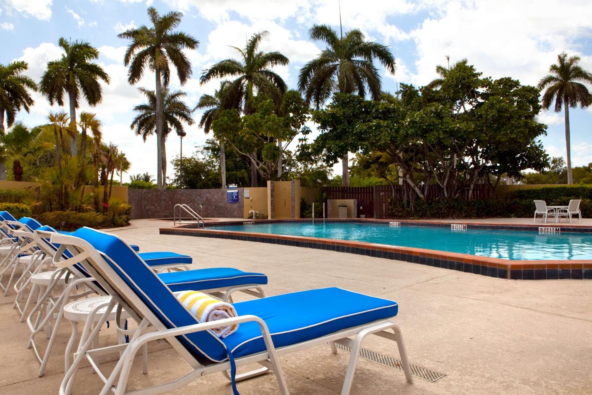 Doubletree By Hilton Hotel Miami Airport & Convention Center Exterior photo